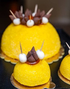 Polenta e Osei di Bergamo Alta Bergamos mutfağının en ünlü tatlı spesiyali, sünger keki, çikolata, tereyağı, fındık kreması ve romdan yapılır.