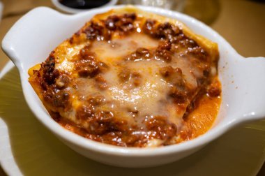İtalya 'da öğle yemeği ya da akşam yemeği için geleneksel ilk yemek, etli lazanya bolonez ve beşamel sosu İtalyan restoranı Milan, İtalya' da servis edilir.