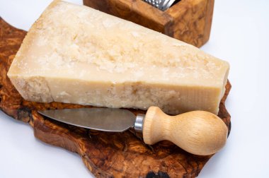 Geleneksel İtalyan yemekleri - Parmigiano-Reggiano, İtalya 'dan 24 aylık İtalyan parmesan peyniri mağaraları.