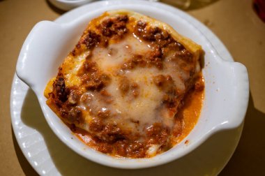 İtalya 'da öğle yemeği ya da akşam yemeği için geleneksel ilk yemek, etli lazanya bolonez ve beşamel sosu İtalyan restoranı Milan, İtalya' da servis edilir.