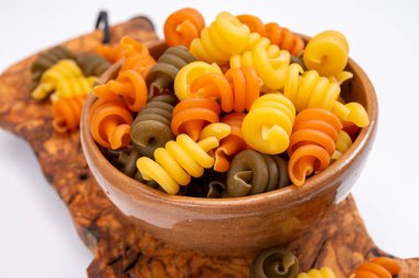 İtalya, Napoli 'den gelen geleneksel üç renkli İtalyan ev yapımı makarnası zeytin tahtasında.