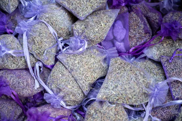 Provence 'de pazarda lavanta bitkisinin aromatik tohumlarını içeren küçük menekşe çantalar.