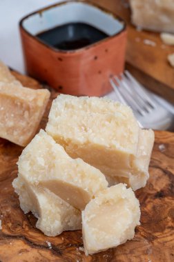 Parmigiano-Reggiano, İtalya 'dan İtalyan parmesan peyniri ve Modena' dan balsamico sirkesi tatları.