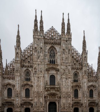 Milano 'daki mermer Gotik Katedral Kilisesi' nin mimari detayları, Kuzey İtalya 'daki turistik ilgi merkezi.