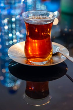 Türkiye 'nin İstanbul kentindeki restoranda geleneksel bardakta Türk tatlı çayı servis ediliyor.