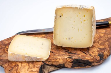 Bir parça sert Ciambella Trufilo peyniri İtalya 'nın Langa bölgesindeki Piedmontese inek sütünden yapılan mantarlı mantarla yapıldı.