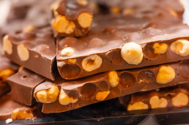 Bütün fındık ile sütlü çikolata