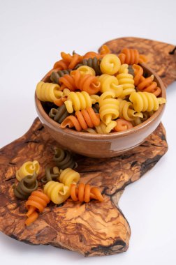 İtalya, Napoli 'den gelen geleneksel üç renkli İtalyan ev yapımı makarnası zeytin tahtasında.