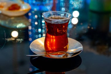Türkiye 'nin İstanbul kentindeki restoranda geleneksel bardakta Türk tatlı çayı servis ediliyor.