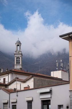 Kuzey İtalya 'da Como Gölü kıyıları boyunca araba sürmek, baharın güneşli günleri, dağların manzarası, su ve köyler.