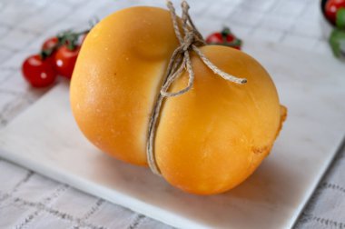 Peynir koleksiyonu, İtalyan peyniri scamorza, caciocavallo, Güney İtalya 'da inek sütünden yapılan provolone...