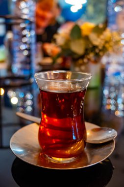 Türkiye 'nin İstanbul kentindeki restoranda geleneksel bardakta Türk tatlı çayı servis ediliyor.