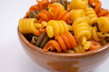 İtalya, Napoli 'den gelen geleneksel üç renkli İtalyan ev yapımı makarnası zeytin tahtasında.