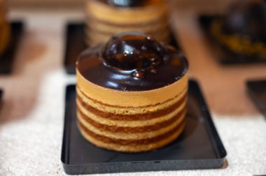 İtalya 'nın Milano kentindeki el sanatları fırınında kremalı ve meyveli İtalyan tatlılı pasta ve pastalar sergileniyor.