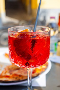 Spritz Campari, likör, Prosecco köpüklü şarap, buz küpleri ve bir parça portakallı kokteyl kokteyli, Milano, İtalya