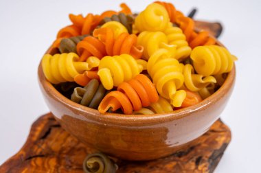 İtalya, Napoli 'den gelen geleneksel üç renkli İtalyan ev yapımı makarnası zeytin tahtasında.