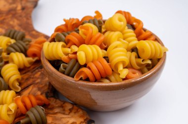 İtalya, Napoli 'den gelen geleneksel üç renkli İtalyan ev yapımı makarnası zeytin tahtasında.