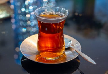 Türkiye 'nin İstanbul kentindeki restoranda geleneksel bardakta Türk tatlı çayı servis ediliyor.