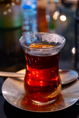 Türkiye 'nin İstanbul kentindeki restoranda geleneksel bardakta Türk tatlı çayı servis ediliyor.