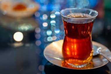 Türkiye 'nin İstanbul kentindeki restoranda geleneksel bardakta Türk tatlı çayı servis ediliyor.