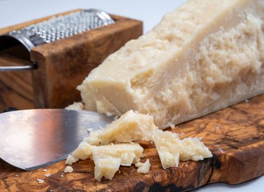 Geleneksel İtalyan yemekleri - Parmigiano-Reggiano, İtalya 'dan 24 aylık İtalyan parmesan peyniri mağaraları.