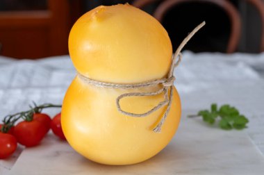 Peynir koleksiyonu, İtalyan peyniri scamorza, caciocavallo, Güney İtalya 'da inek sütünden yapılan provolone...