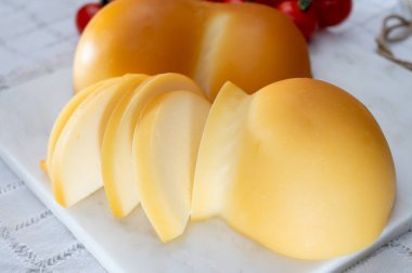 Peynir koleksiyonu, İtalyan peyniri scamorza, caciocavallo, Güney İtalya 'da inek sütünden yapılan provolone...