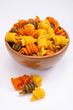 İtalya, Napoli 'den gelen geleneksel üç renkli İtalyan ev yapımı makarnası zeytin tahtasında.