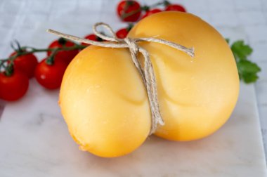 Peynir koleksiyonu, İtalyan peyniri scamorza, caciocavallo, Güney İtalya 'da inek sütünden yapılan provolone...