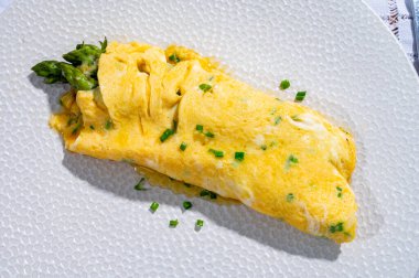 Yeşil kuşkonmazla doldurulmuş tavuk yumurtası, lezzetli vejetaryen yemeği, Fransız mutfağı, yakın çekim.