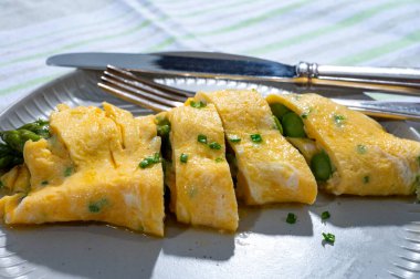 Yeşil kuşkonmazla doldurulmuş tavuk yumurtası, lezzetli vejetaryen yemeği, Fransız mutfağı, yakın çekim.