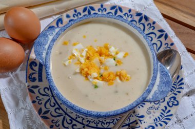 Bir kase ev yapımı krema çorbası tavuk yumurtalı, bahar mevsimi, yeni Hollanda hasadı, Alman beyaz kuşkonmazlı kuşkonmaz, kuşkonmaz sebzeli yemek.