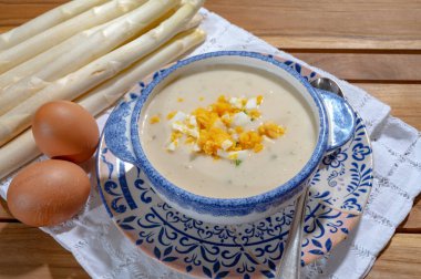 Bir kase ev yapımı krema çorbası tavuk yumurtalı, bahar mevsimi, yeni Hollanda hasadı, Alman beyaz kuşkonmazlı kuşkonmaz, kuşkonmaz sebzeli yemek.