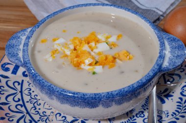 Bir kase ev yapımı krema çorbası tavuk yumurtalı, bahar mevsimi, yeni Hollanda hasadı, Alman beyaz kuşkonmazlı kuşkonmaz, kuşkonmaz sebzeli yemek.
