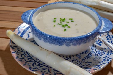 Beyaz kuşkonmazdan yapılmış ev yapımı krema çorbası, bahar mevsimi, yeni Hollanda hasadı, Alman beyaz kuşkonmaz, kuşkonmaz sebzeli yemek.