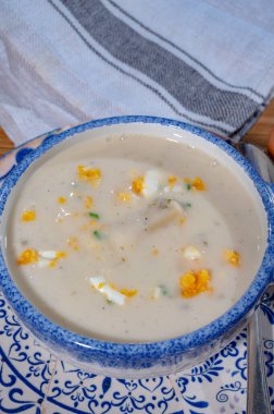Bir kase ev yapımı krema çorbası tavuk yumurtalı, bahar mevsimi, yeni Hollanda hasadı, Alman beyaz kuşkonmazlı kuşkonmaz, kuşkonmaz sebzeli yemek.
