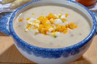 Bir kase ev yapımı krema çorbası tavuk yumurtalı, bahar mevsimi, yeni Hollanda hasadı, Alman beyaz kuşkonmazlı kuşkonmaz, kuşkonmaz sebzeli yemek.