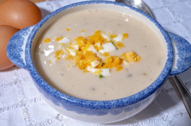 Bir kase ev yapımı krema çorbası tavuk yumurtalı, bahar mevsimi, yeni Hollanda hasadı, Alman beyaz kuşkonmazlı kuşkonmaz, kuşkonmaz sebzeli yemek.