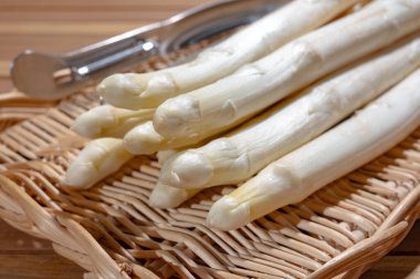 Bahar mevsimi, yeni Hollanda hasadı, Alman beyaz kuşkonmazı, bir sürü çiğ organik kuşkonmaz.