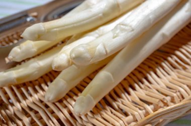 Bahar mevsimi, yeni Hollanda hasadı, Alman beyaz kuşkonmazı, bir sürü çiğ organik kuşkonmaz.