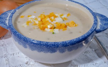 Bir kase ev yapımı krema çorbası tavuk yumurtalı, bahar mevsimi, yeni Hollanda hasadı, Alman beyaz kuşkonmazlı kuşkonmaz, kuşkonmaz sebzeli yemek.