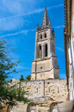 Eski evlerin manzarası ve ortaçağ kasabası St. Emilion 'un dar tepecikli caddeleri, Cru sınıfı üzüm bağlarında kırmızı Bordeaux şarabı üretimi Saint-Emilion şarap üretim bölgesi, Fransa, Bordeaux