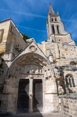Eski evlerin manzarası ve ortaçağ kasabası St. Emilion 'un dar tepecikli caddeleri, Cru sınıfı üzüm bağlarında kırmızı Bordeaux şarabı üretimi Saint-Emilion şarap üretim bölgesi, Fransa, Bordeaux
