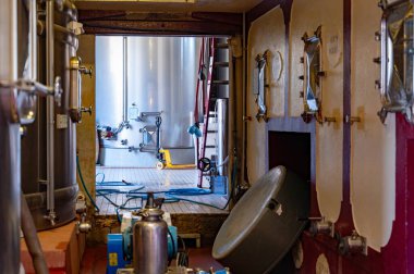 Şaraphanedeki üzümlerin ilk fermantasyonu için eski beton tanklar, Saint-Emilion şarap toplama, bölge toplama, ellerle sıralama ve şarap ezme Merlot veya Cabernet Sauvignon kırmızı şarap üzümleri, Fransa