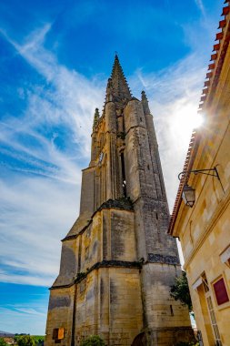 Eski evlerin manzarası ve ortaçağ kasabası St. Emilion 'un dar tepecikli caddeleri, Cru sınıfı üzüm bağlarında kırmızı Bordeaux şarabı üretimi Saint-Emilion şarap üretim bölgesi, Fransa, Bordeaux