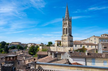 Eski evlerin manzarası ve ortaçağ kasabası St. Emilion 'un dar tepecikli caddeleri, Cru sınıfı üzüm bağlarında kırmızı Bordeaux şarabı üretimi Saint-Emilion şarap üretim bölgesi, Fransa, Bordeaux