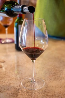 Fransız meşesi fıçılarında yıllanmış kırmızı Saint-Emilion şarabının tadı mahzende Saint-Emilion harika şaraplar üreten bölge, Fransa, Merlot Bordeaux, Cabernet Sauvignon kırmızı şarap üzümü