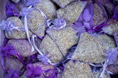 Provence 'de pazarda lavanta bitkisinin aromatik tohumlarını içeren küçük menekşe çantalar.