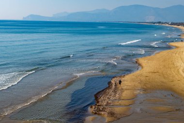 Orta çağ 'a ait küçük bir sahil kasabası olan Sperlonga' dan ve kışın Latina, İtalya 'daki deniz kıyısından kumlu sahil manzarası