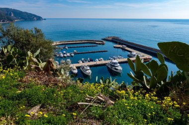 Orta çağ 'a ait küçük bir sahil kasabası olan Sperlonga' dan ve kışın Latina, İtalya 'nın deniz kıyısından gelen boş yatların manzarası